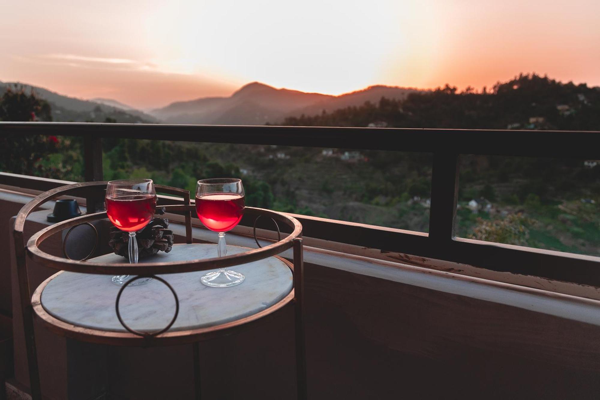 Exstasy Stays - Bathtub Rooms & Cafe - Your Romantic & Cozy Getaway - Thhpsociety - Муктешвар Экстерьер фото