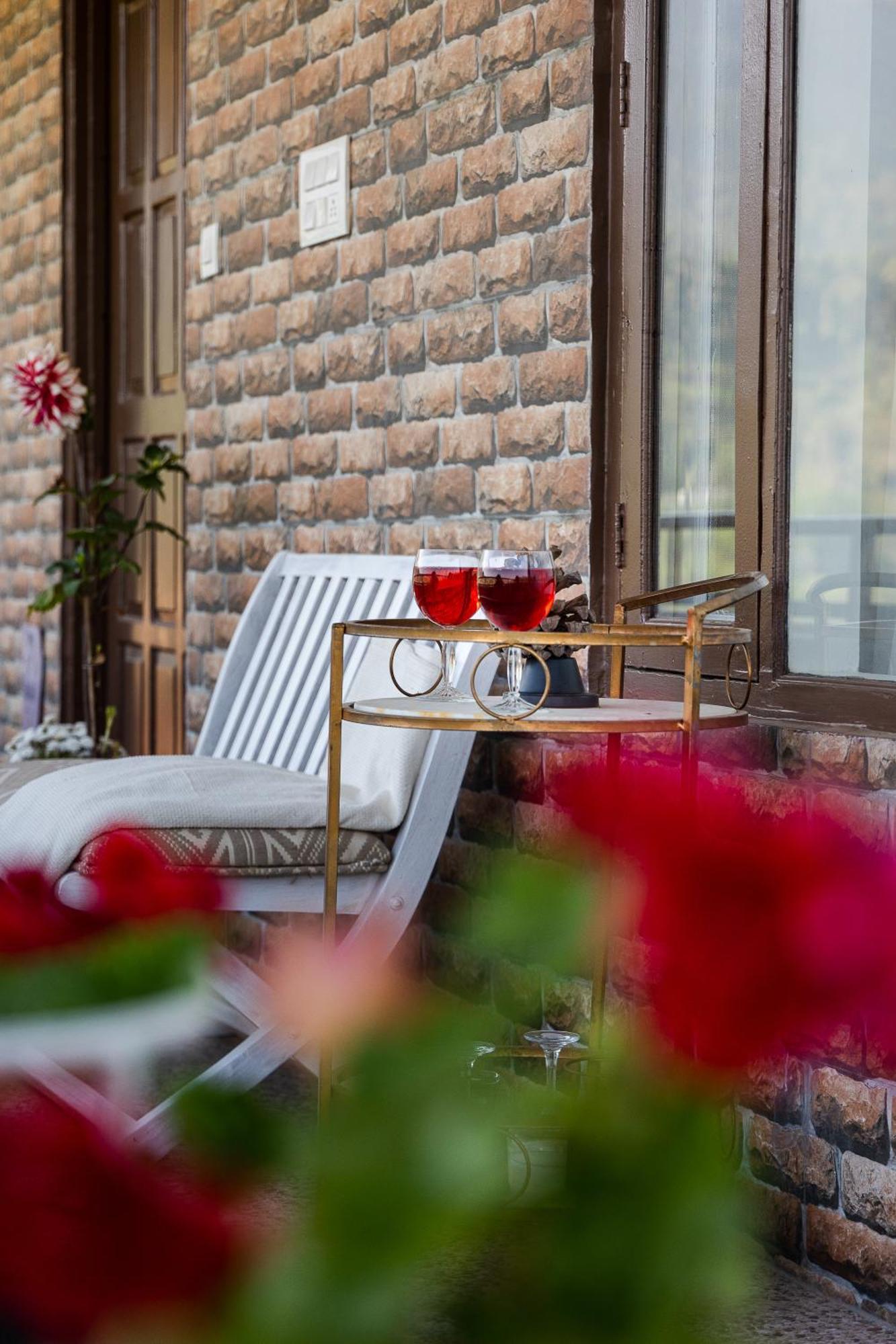 Exstasy Stays - Bathtub Rooms & Cafe - Your Romantic & Cozy Getaway - Thhpsociety - Муктешвар Экстерьер фото